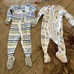 🏀 6-9 Months footed pajamas